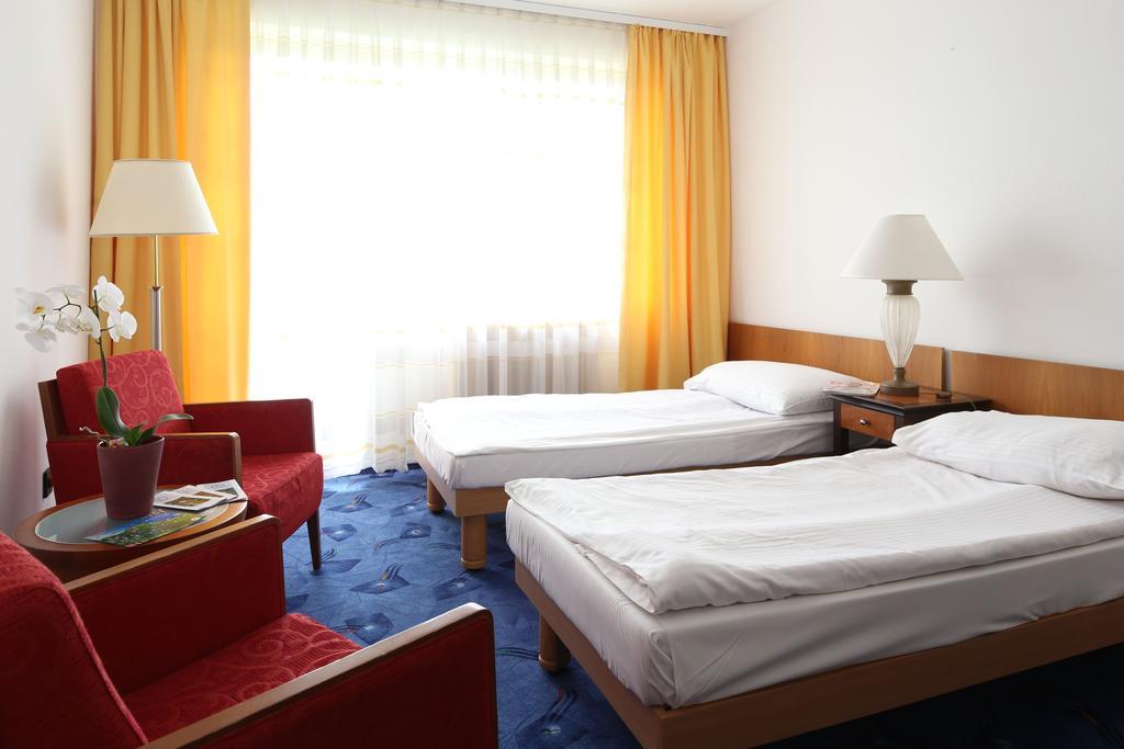 Club Aliga Retro Resort Balatonvilágos Room photo